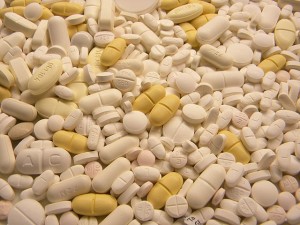 640px-Tablets_pills_medicine_medical_waste
