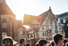 Right to internet : a fundamental right